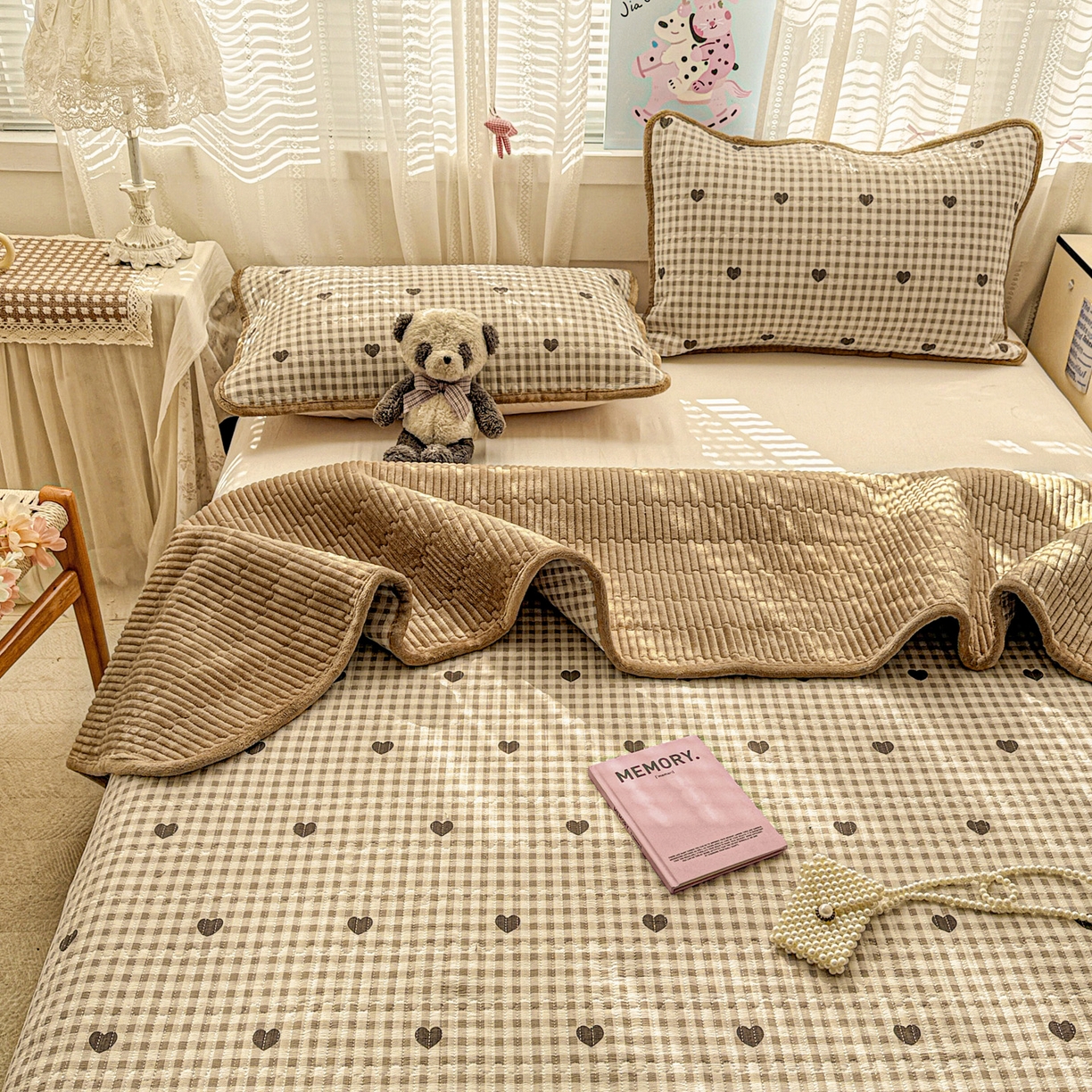 91家纺网 家纺一手货源 找家纺 恒尚居 2025新款双层纱牛奶绒床盖双面两用夹棉床单床垫-秋冬款 四季通用 焦糖爱心【A双层纱-B牛奶绒】