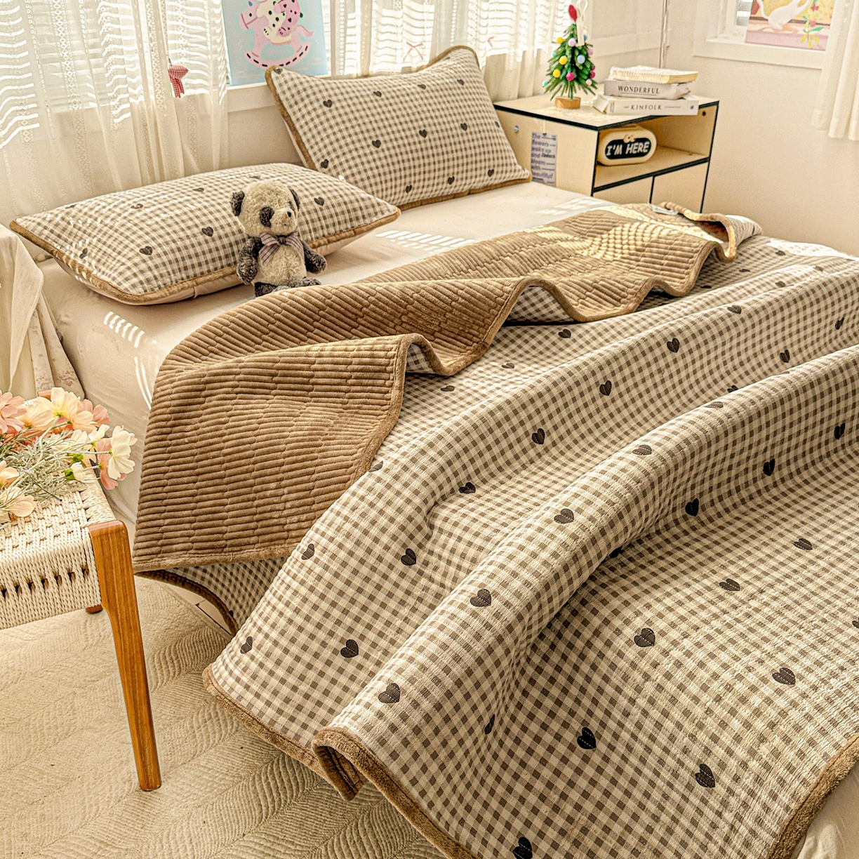 91家纺网 家纺一手货源 找家纺 恒尚居 2025新款双层纱牛奶绒床盖双面两用夹棉床单床垫-秋冬款 四季通用 焦糖爱心【A双层纱-B牛奶绒】