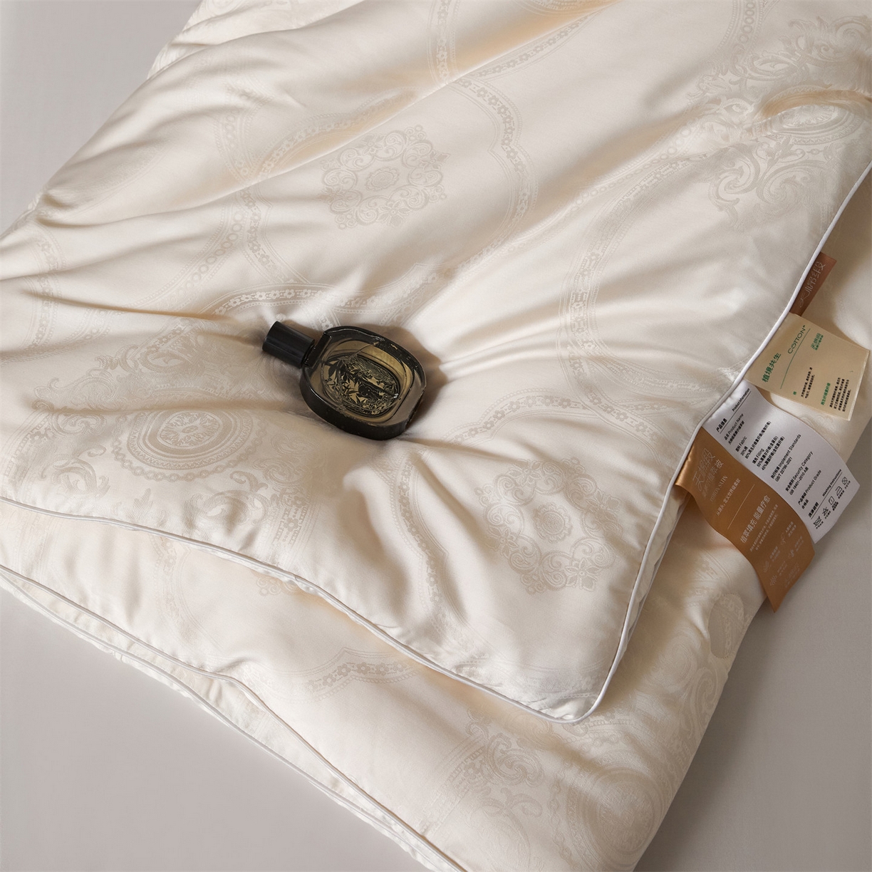 91家纺网 家纺一手货源 找家纺 头等舱 2025新款天棉缎大提花55莱赛尔大豆7A抗菌秋冬被(空境图） 卡布丽娜