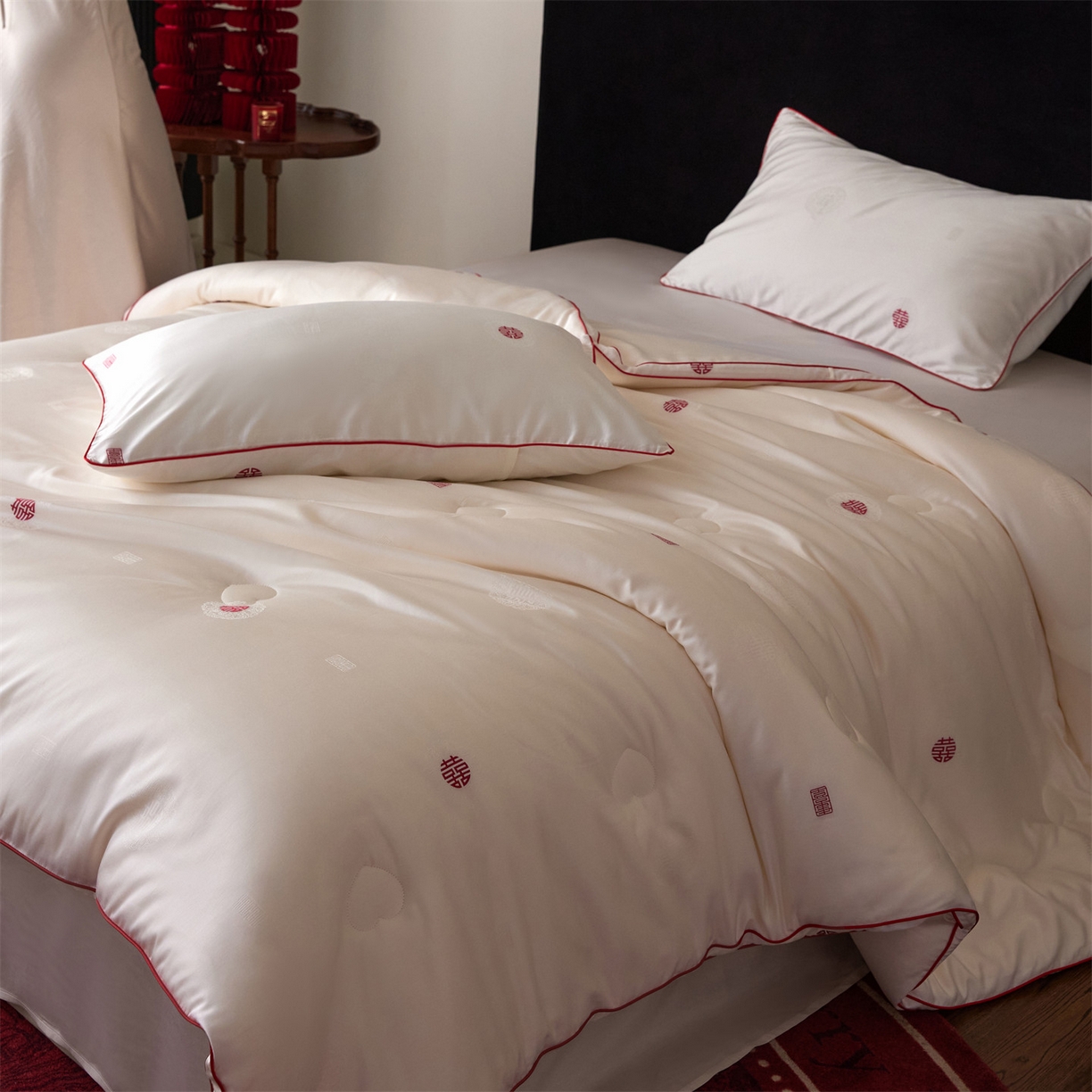 91家纺网 家纺一手货源 找家纺 （总）头等舱 2025新款天棉缎剪花婚庆大提花55莱赛尔大豆7A抗菌秋冬被（模特图）