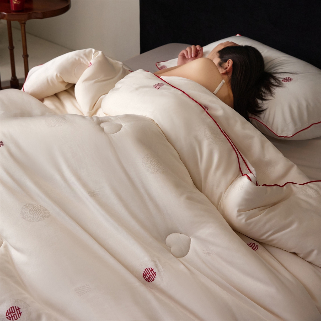 91家纺网 家纺一手货源 找家纺 头等舱 2025新款天棉缎剪花婚庆大提花55莱赛尔大豆7A抗菌秋冬被（模特图） 吾家有喜-本白