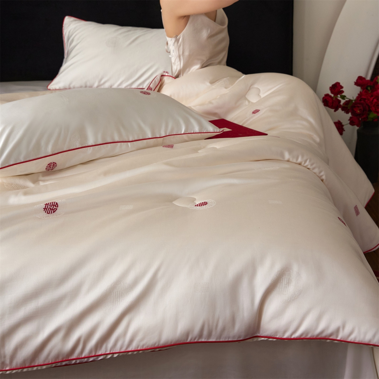 91家纺网 家纺一手货源 找家纺 头等舱 2025新款天棉缎剪花婚庆大提花55莱赛尔大豆7A抗菌秋冬被（模特图） 吾家有喜-本白