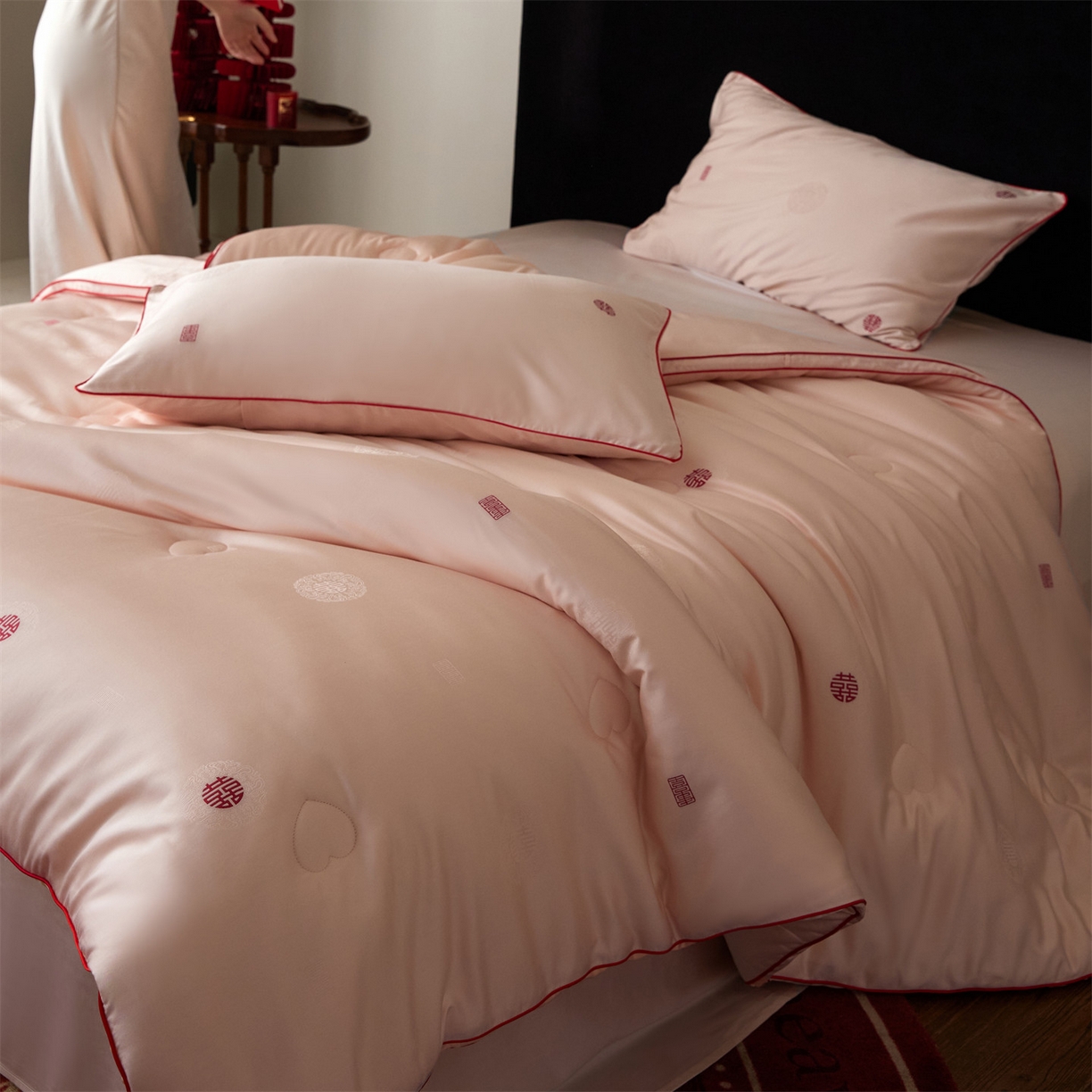 91家纺网 家纺一手货源 找家纺 头等舱 2025新款天棉缎剪花婚庆大提花55莱赛尔大豆7A抗菌秋冬被（模特图） 吾家有喜-嫩粉