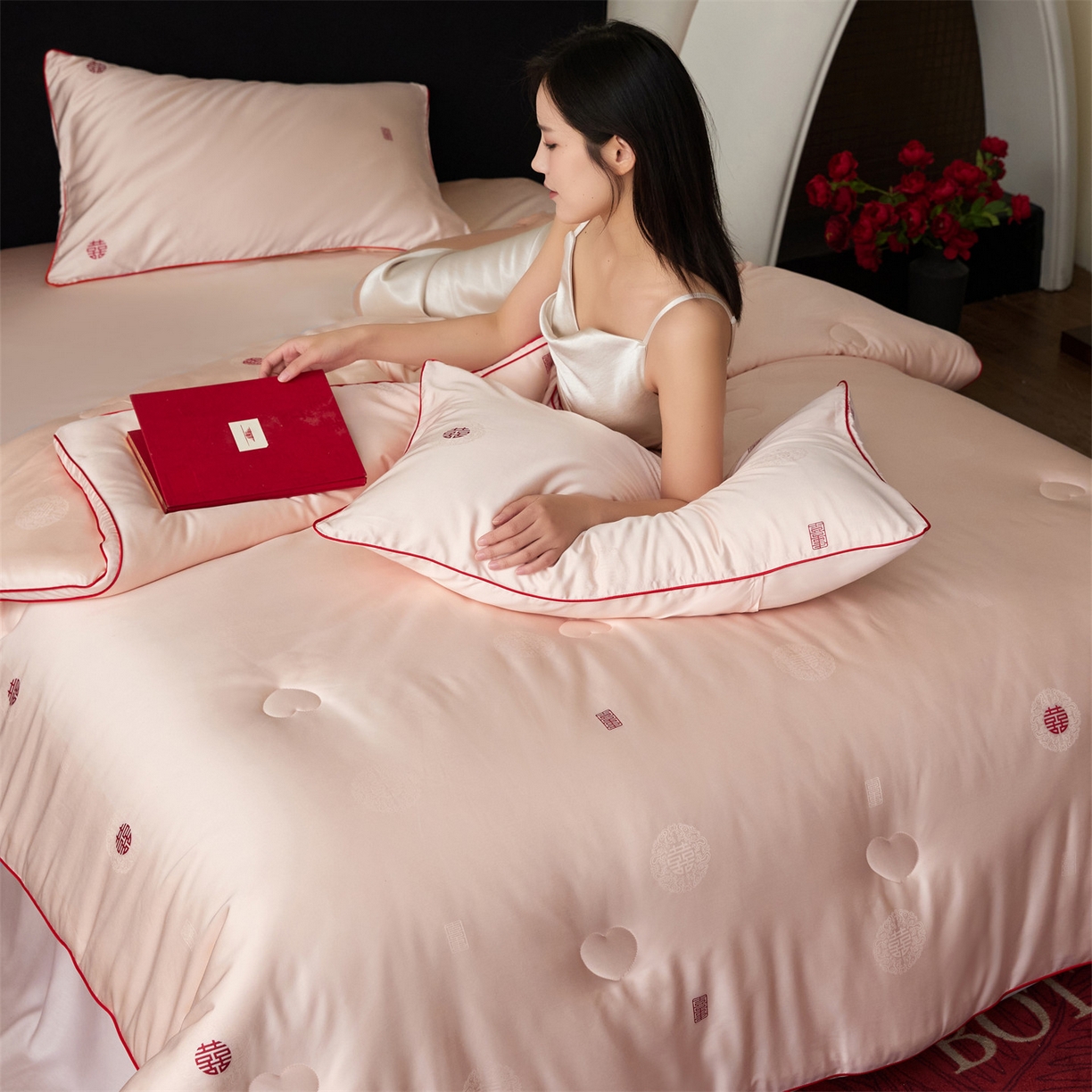 91家纺网 家纺一手货源 找家纺 头等舱 2025新款天棉缎剪花婚庆大提花55莱赛尔大豆7A抗菌秋冬被（模特图） 吾家有喜-嫩粉