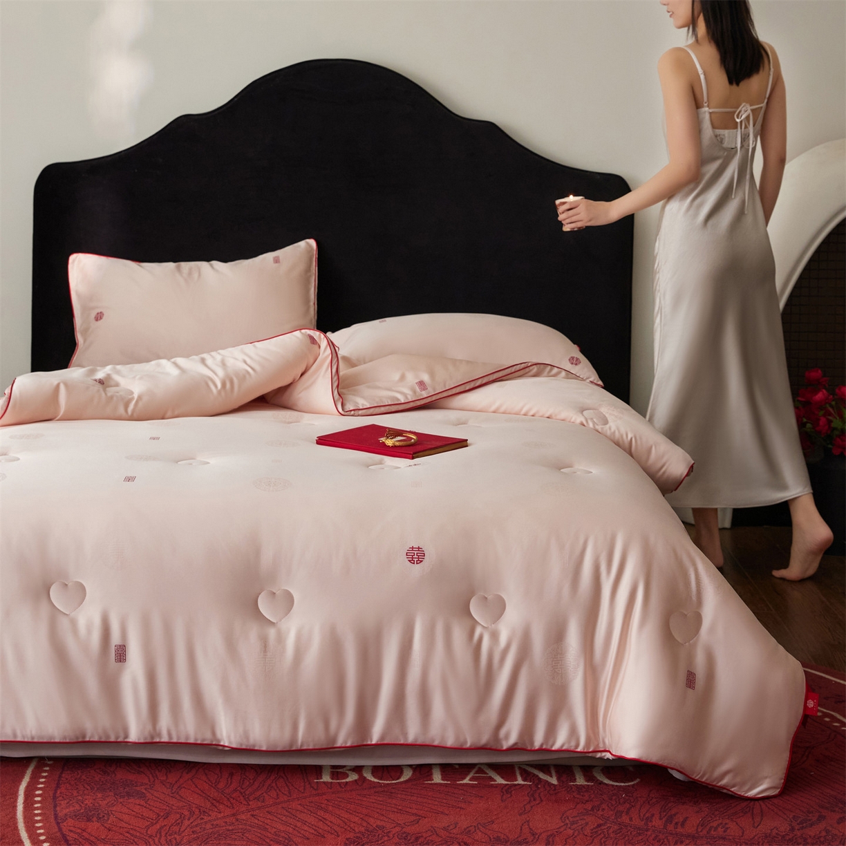 91家纺网 家纺一手货源 找家纺 头等舱 2025新款天棉缎剪花婚庆大提花55莱赛尔大豆7A抗菌秋冬被（模特图） 吾家有喜-嫩粉