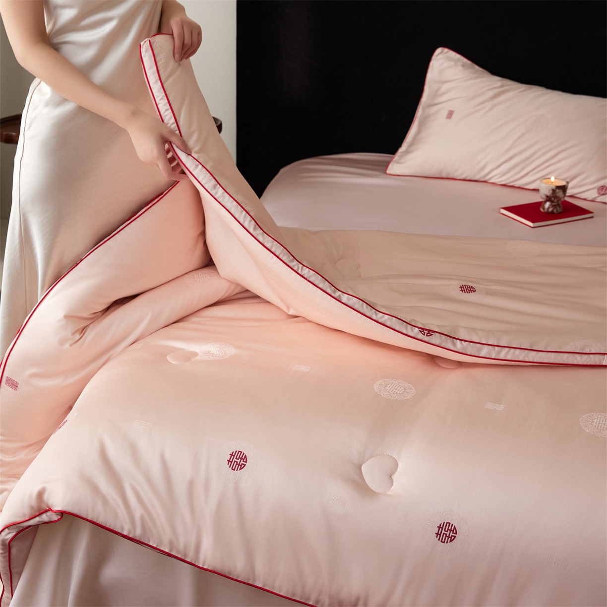 91家纺网 家纺一手货源 找家纺 头等舱 2025新款天棉缎剪花婚庆大提花55莱赛尔大豆7A抗菌秋冬被（模特图） 吾家有喜-嫩粉