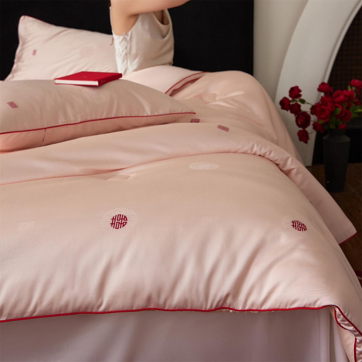 91家纺网 家纺一手货源 找家纺 头等舱 2025新款天棉缎剪花婚庆大提花55莱赛尔大豆7A抗菌秋冬被（模特图） 吾家有喜-嫩粉