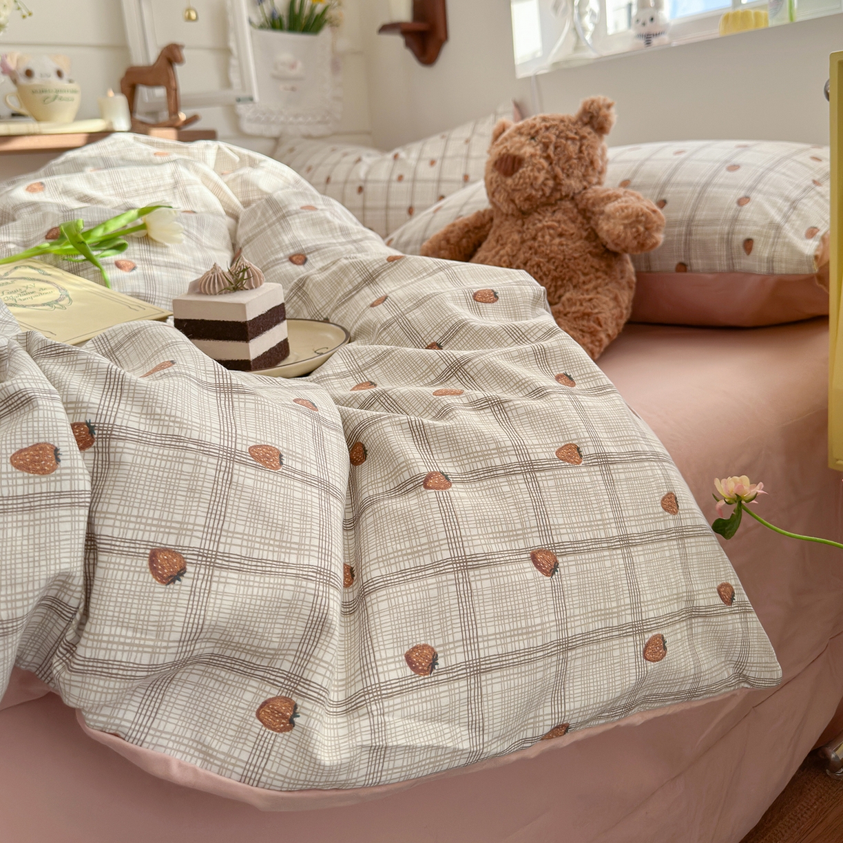 91家纺网 家纺一手货源 找家纺 金梦拉家纺 2026新款春夏古法水洗仿棉砂洗云小棉小布袋四件套 可爱草莓