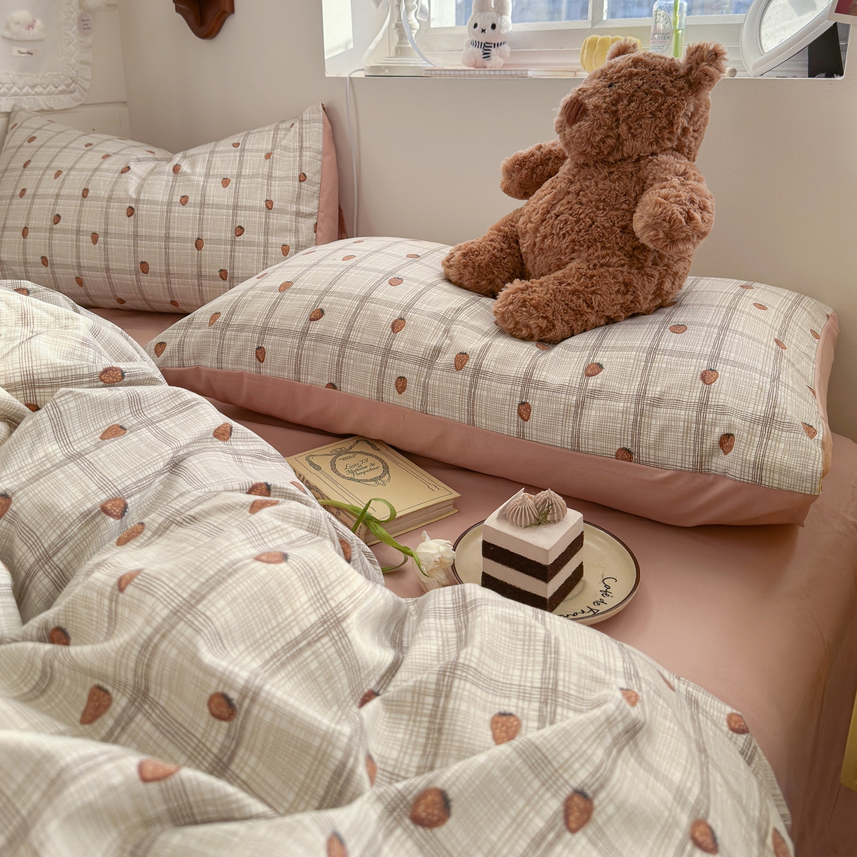 91家纺网 家纺一手货源 找家纺 金梦拉家纺 2026新款春夏古法水洗仿棉砂洗云小棉小布袋四件套 可爱草莓