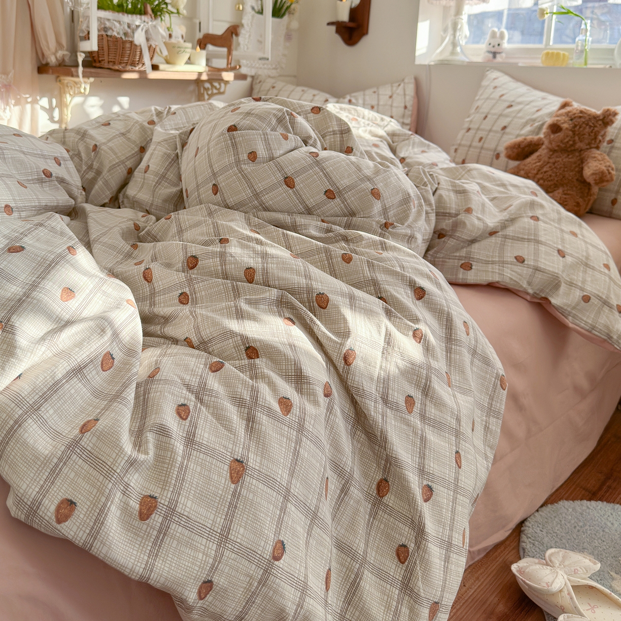 91家纺网 家纺一手货源 找家纺 金梦拉家纺 2026新款春夏古法水洗仿棉砂洗云小棉小布袋四件套 可爱草莓