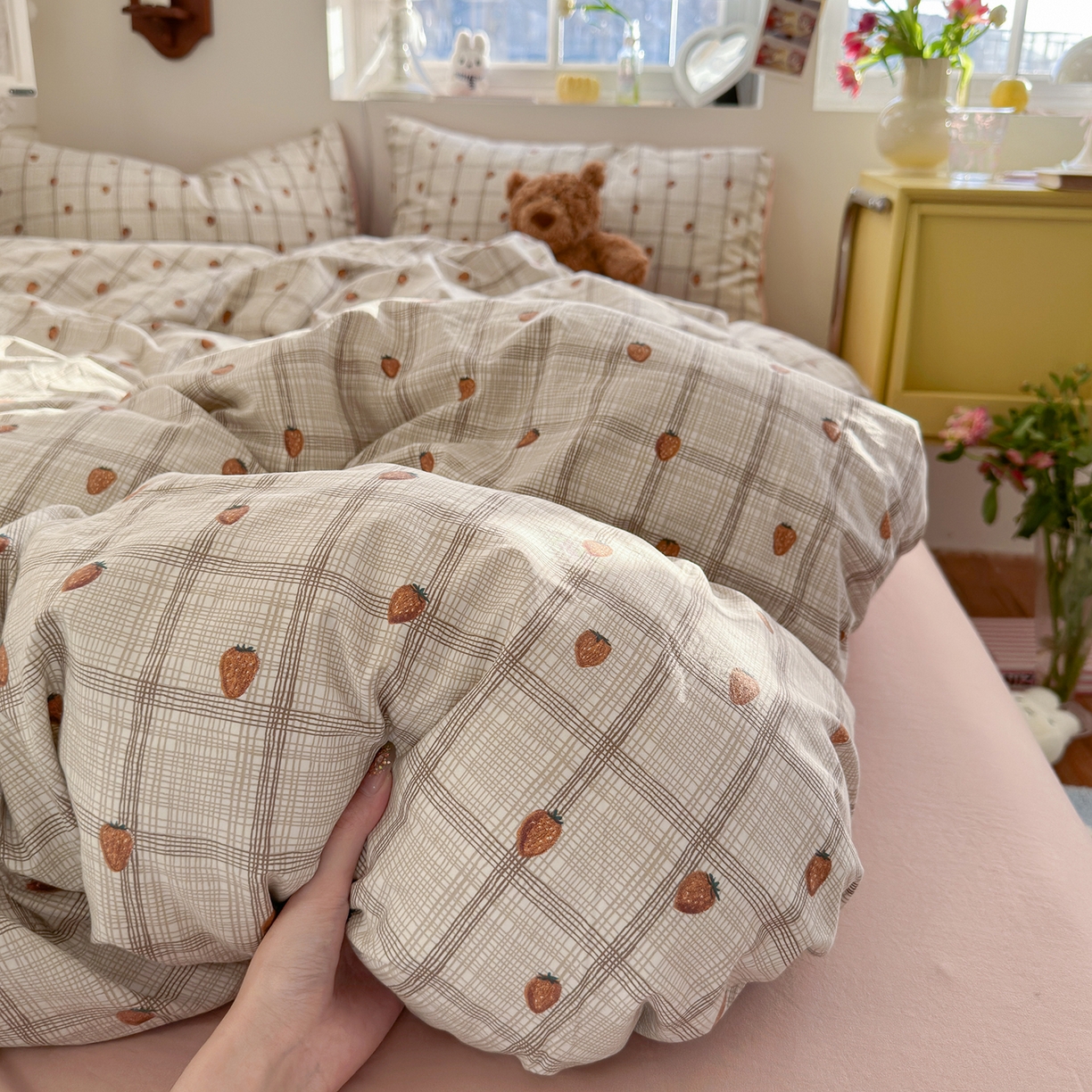 91家纺网 家纺一手货源 找家纺 金梦拉家纺 2026新款春夏古法水洗仿棉砂洗云小棉小布袋四件套 可爱草莓