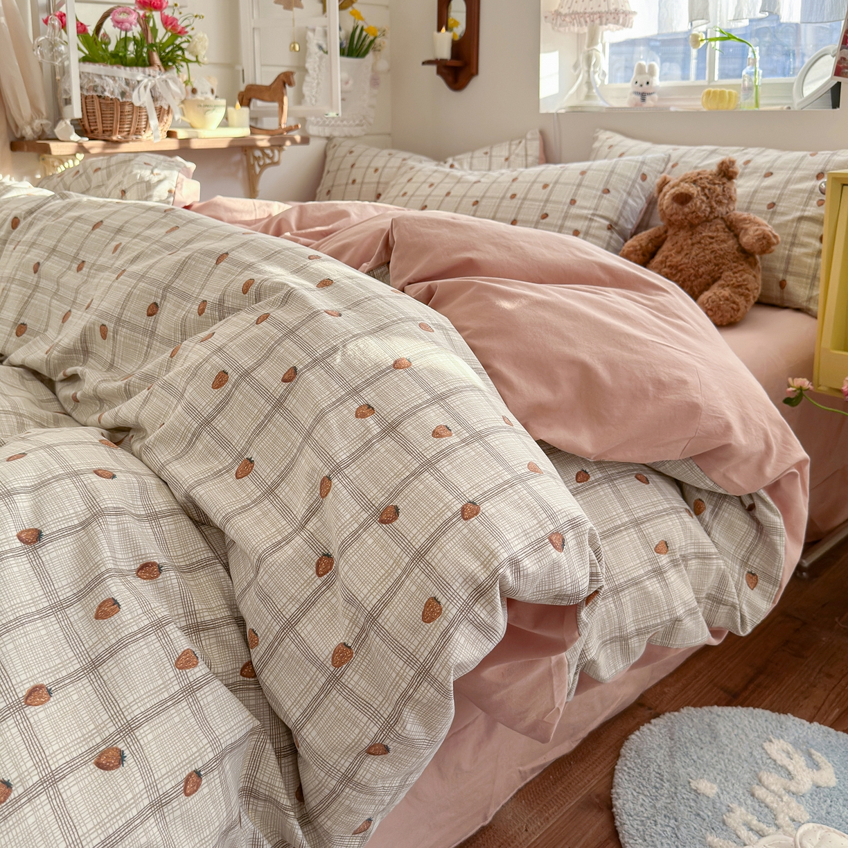 91家纺网 家纺一手货源 找家纺 金梦拉家纺 2026新款春夏古法水洗仿棉砂洗云小棉小布袋四件套 可爱草莓