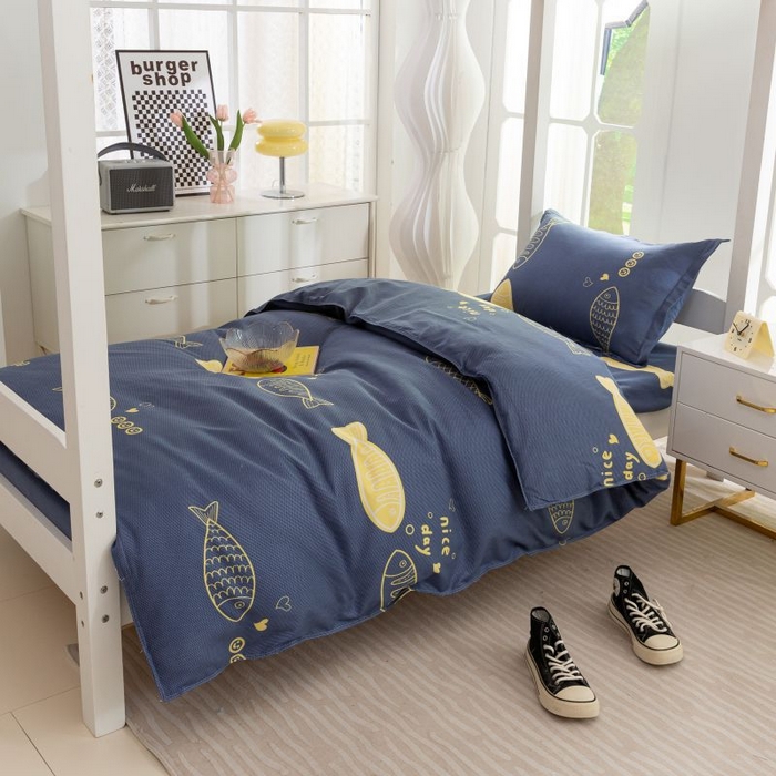 91家纺网 家纺一手货源 找家纺 简冠 开学季2025新款植物羊绒学生宿舍上下铺学生三件套四件套 游鱼