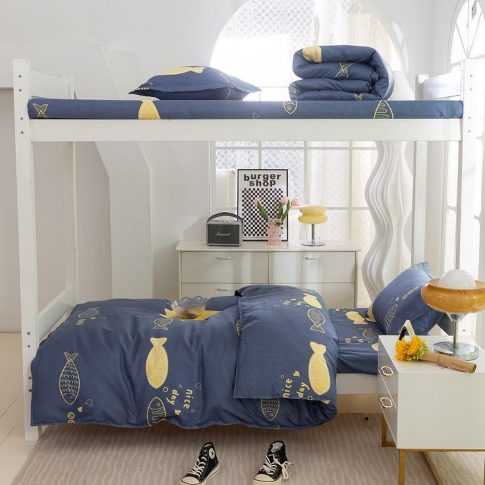 91家纺网 家纺一手货源 找家纺 简冠 开学季2025新款植物羊绒学生宿舍上下铺学生三件套四件套 游鱼