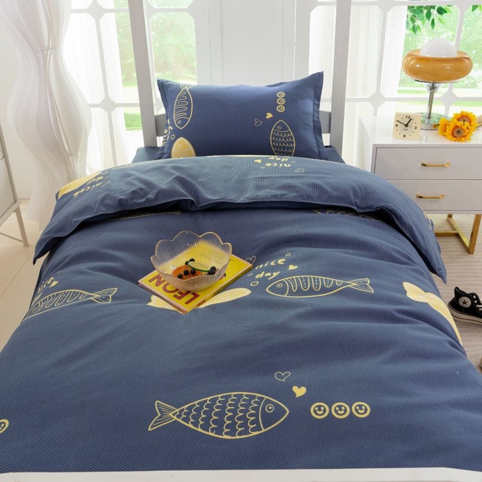 91家纺网 家纺一手货源 找家纺 简冠 开学季2025新款植物羊绒学生宿舍上下铺学生三件套四件套 游鱼