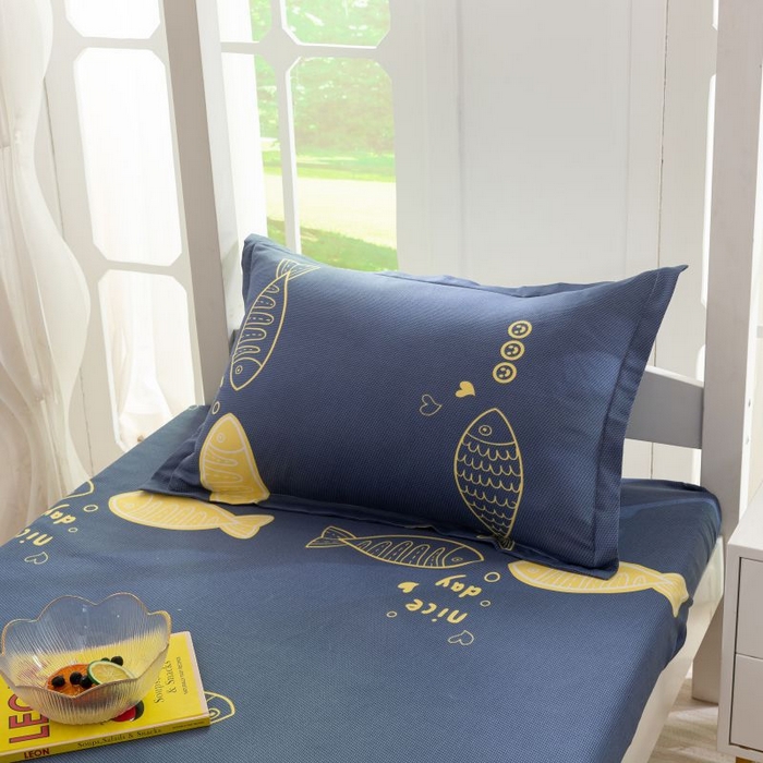 91家纺网 家纺一手货源 找家纺 简冠 开学季2025新款植物羊绒学生宿舍上下铺学生三件套四件套 游鱼