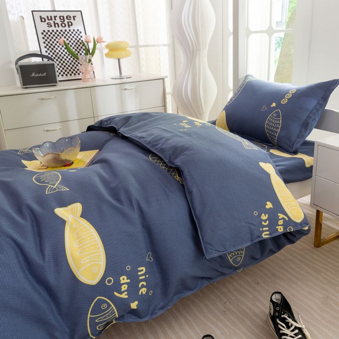 91家纺网 家纺一手货源 找家纺 简冠 开学季2025新款植物羊绒学生宿舍上下铺学生三件套四件套 游鱼