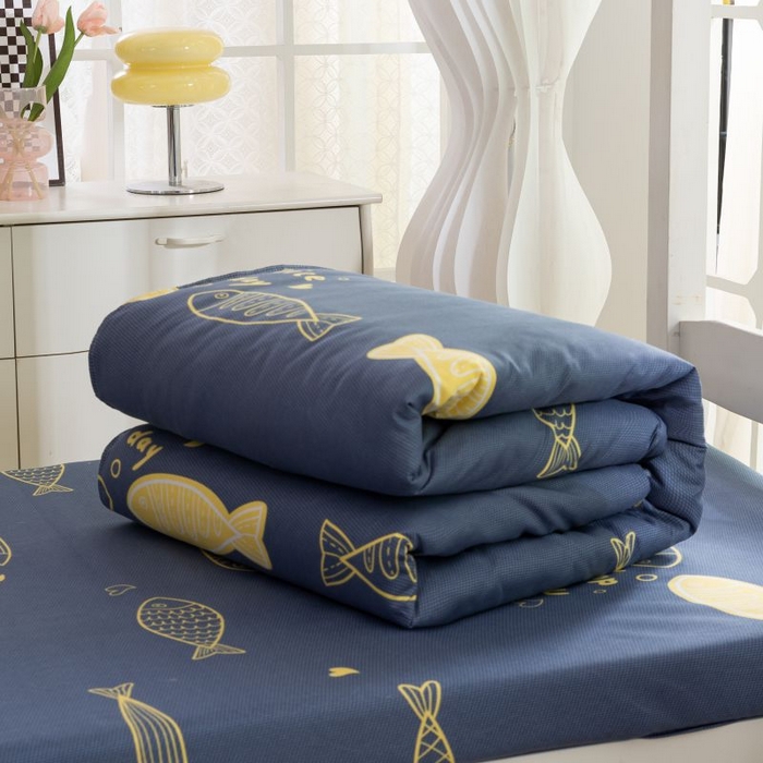 91家纺网 家纺一手货源 找家纺 简冠 开学季2025新款植物羊绒学生宿舍上下铺学生三件套四件套 游鱼