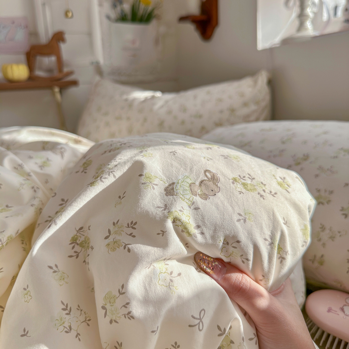 91家纺网 家纺一手货源 找家纺 金梦拉家纺 2026新款春夏古法水洗仿棉砂洗云小棉小布袋四件套 绿野仙兔