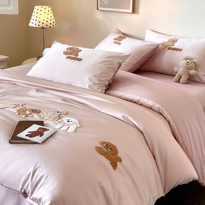 91家纺网 家纺一手货源 找家纺 618家纺 2026新款A类100支全棉纯棉毛巾绣花四件套-泰迪系列 泰迪-桃粉