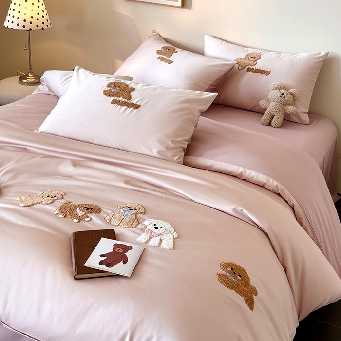 91家纺网 家纺一手货源 找家纺 618家纺 2026新款A类100支全棉纯棉毛巾绣花四件套-泰迪系列 泰迪-桃粉