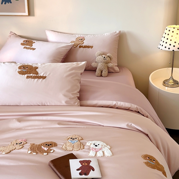 91家纺网 家纺一手货源 找家纺 618家纺 2026新款A类100支全棉纯棉毛巾绣花四件套-泰迪系列 泰迪-桃粉