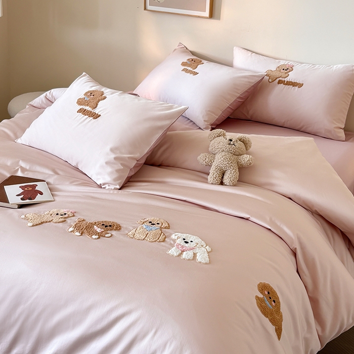 91家纺网 家纺一手货源 找家纺 618家纺 2026新款A类100支全棉纯棉毛巾绣花四件套-泰迪系列 泰迪-桃粉