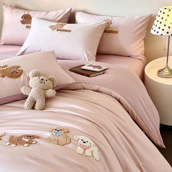 91家纺网 家纺一手货源 找家纺 618家纺 2026新款A类100支全棉纯棉毛巾绣花四件套-泰迪系列 泰迪-桃粉