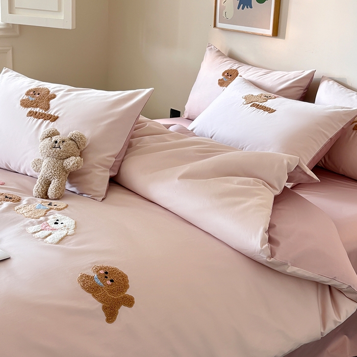 91家纺网 家纺一手货源 找家纺 618家纺 2026新款A类100支全棉纯棉毛巾绣花四件套-泰迪系列 泰迪-桃粉