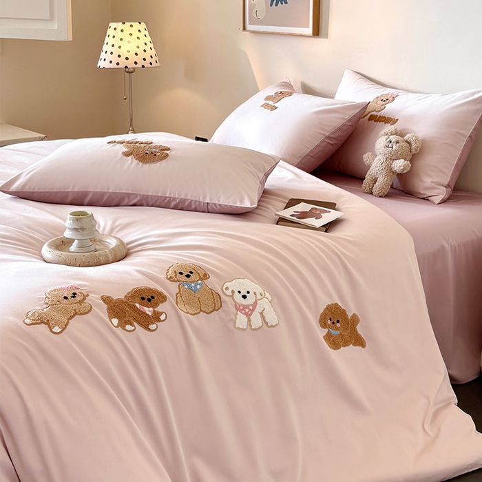 91家纺网 家纺一手货源 找家纺 618家纺 2026新款A类100支全棉纯棉毛巾绣花四件套-泰迪系列 泰迪-桃粉