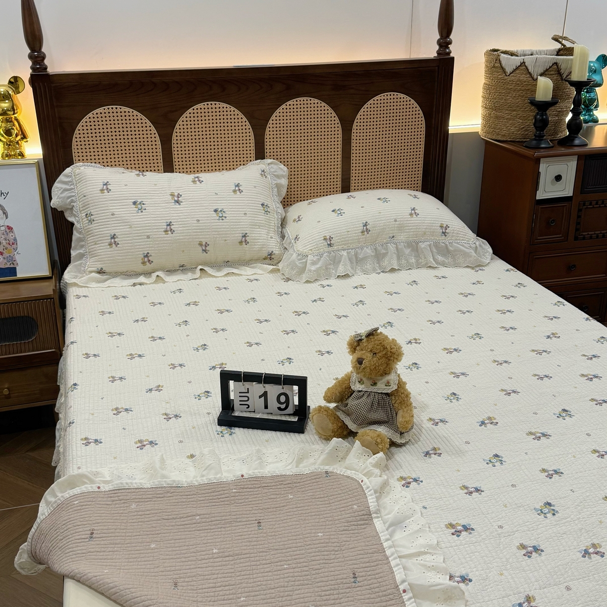 91家纺网 家纺一手货源 找家纺 床盖工厂店 2025新款法式双面全面填充棉花床盖三件套 小马浅浅