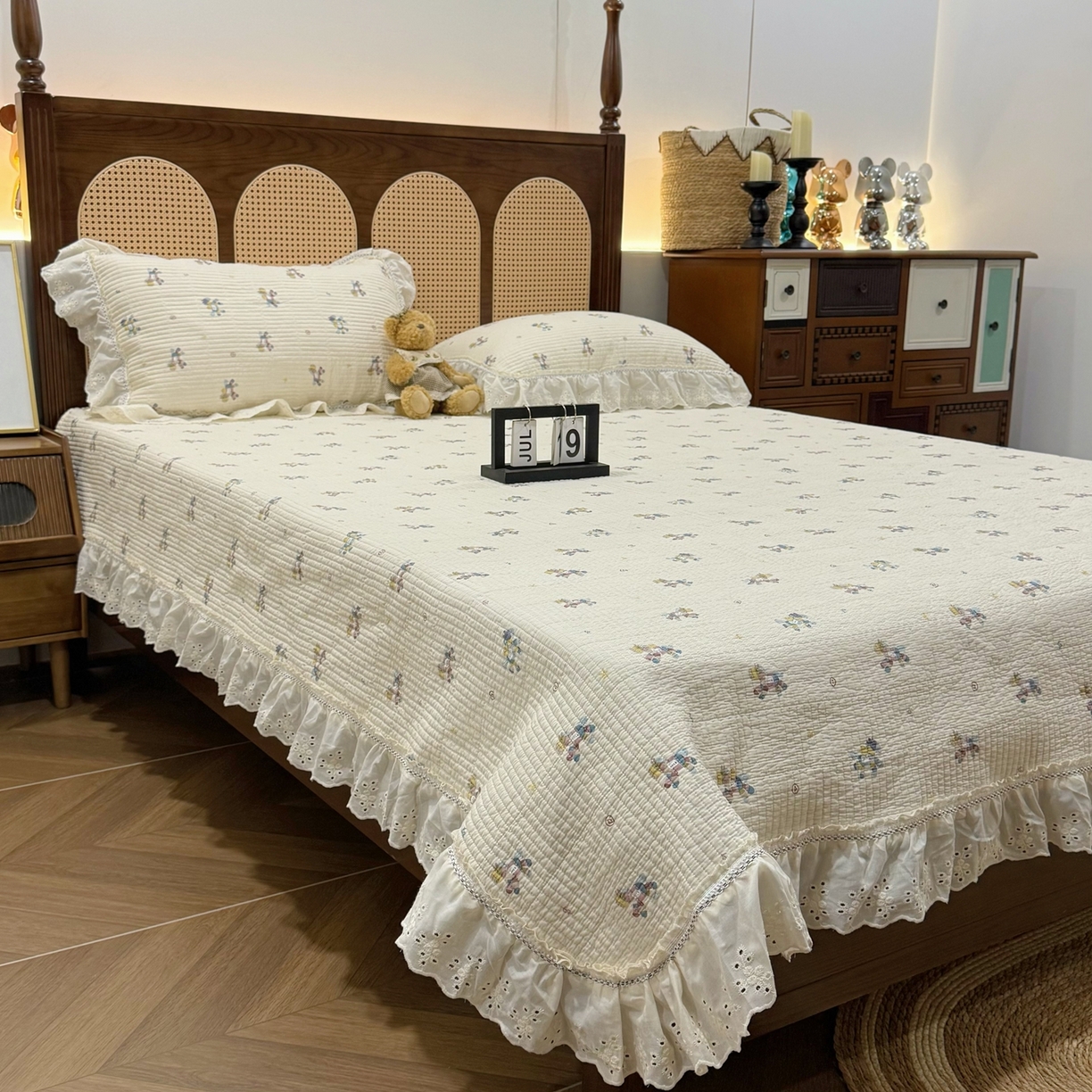 91家纺网 家纺一手货源 找家纺 床盖工厂店 2025新款法式双面全面填充棉花床盖三件套 小马浅浅