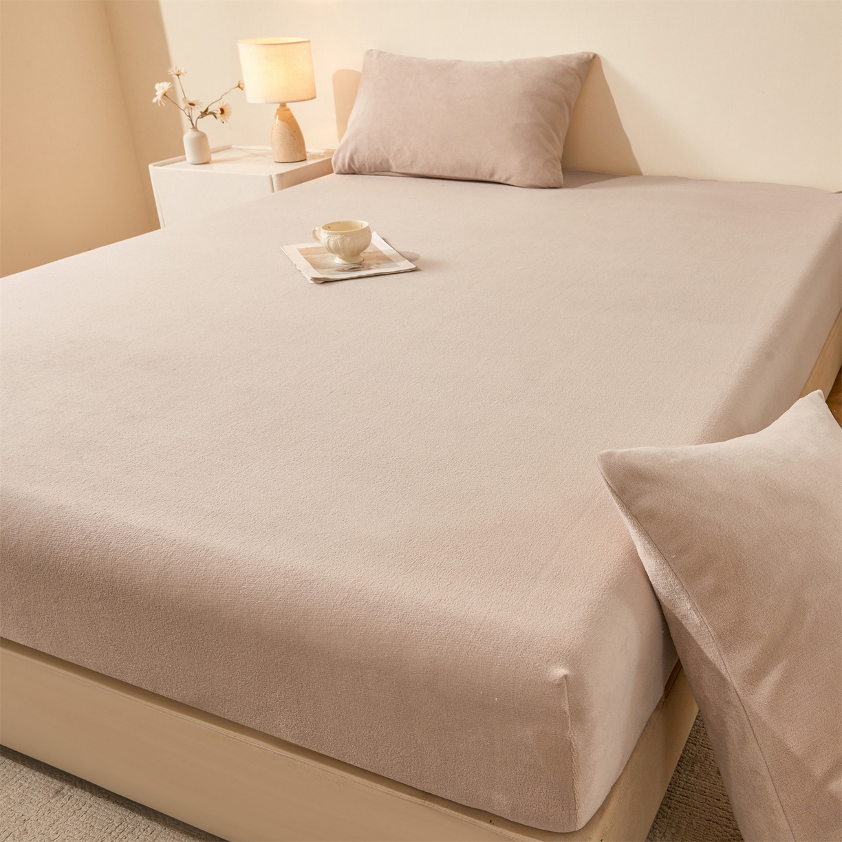 91家纺网 家纺一手货源 找家纺 卡诗兰家纺 2026新款单层牛奶绒床笠 岩石棕