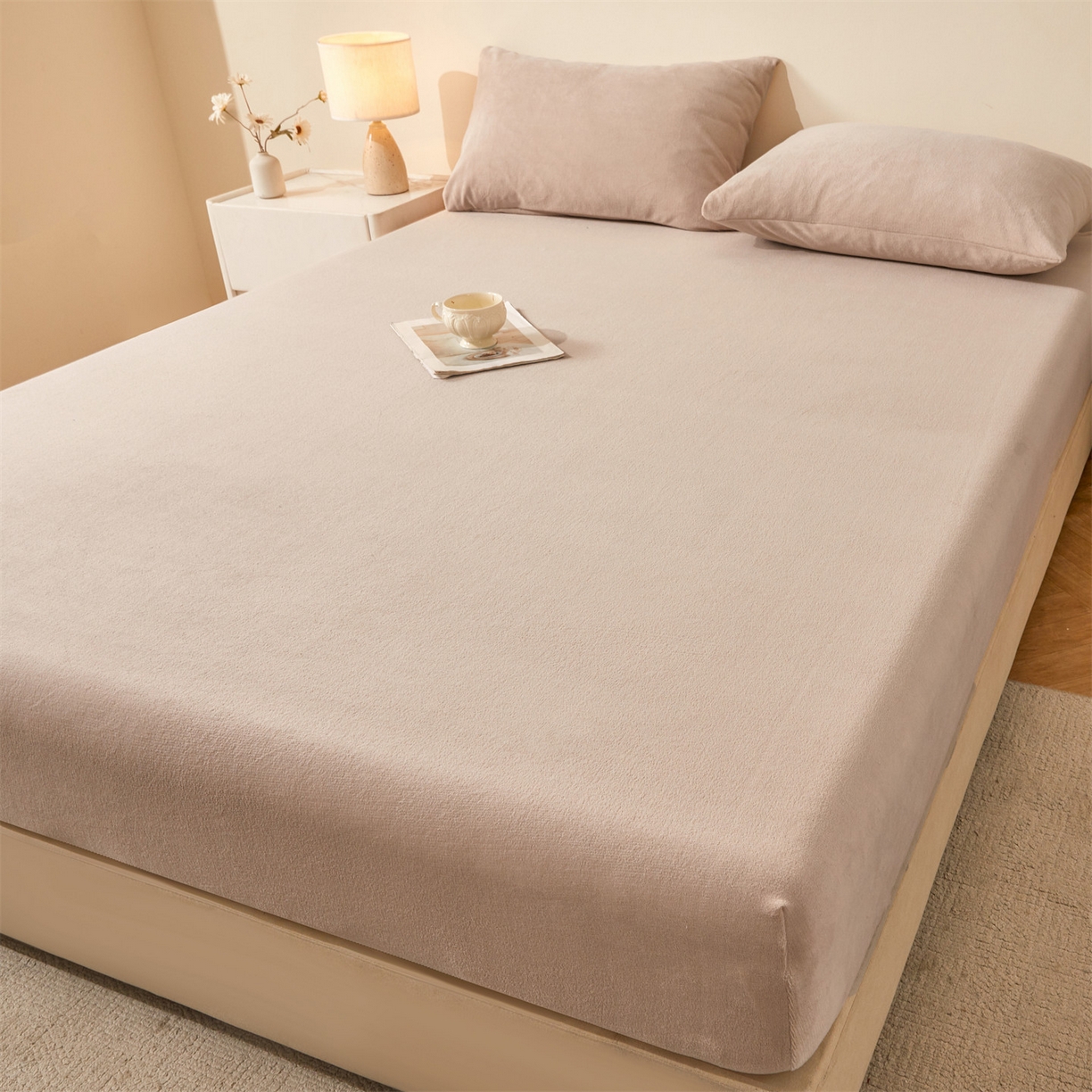 91家纺网 家纺一手货源 找家纺 卡诗兰家纺 2026新款单层牛奶绒床笠 岩石棕