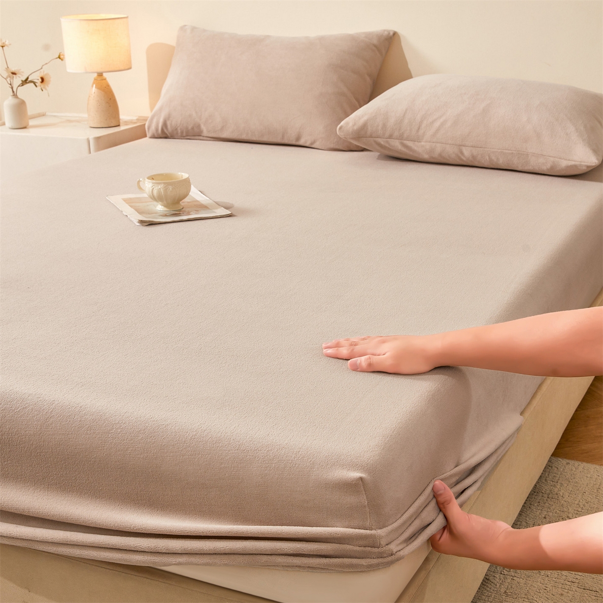 91家纺网 家纺一手货源 找家纺 卡诗兰家纺 2026新款单层牛奶绒床笠 岩石棕