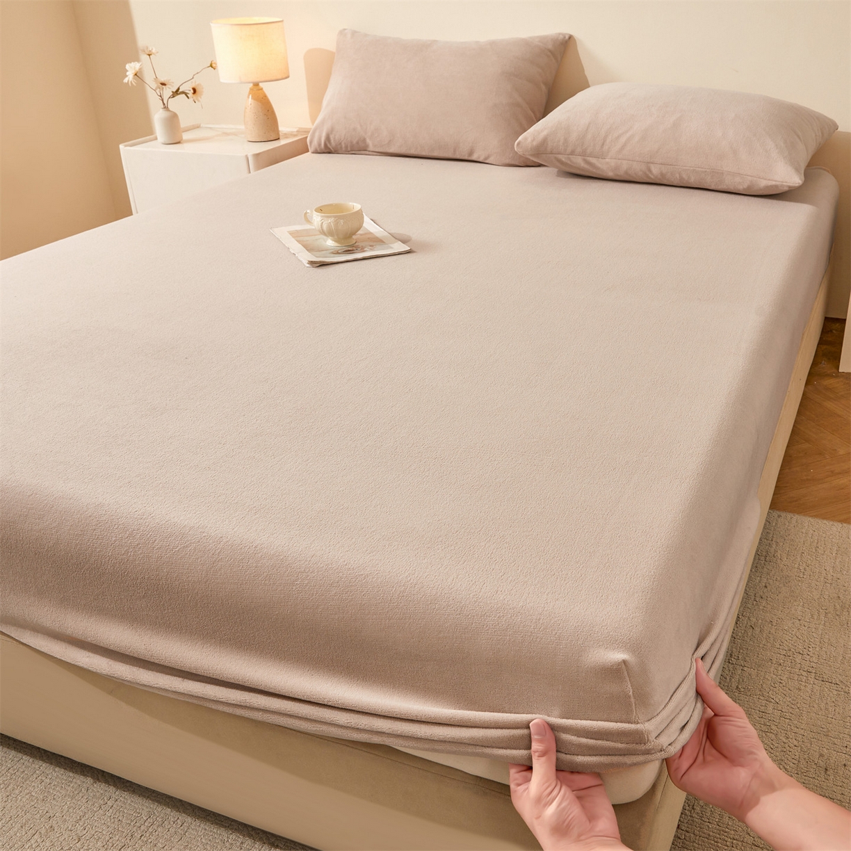 91家纺网 家纺一手货源 找家纺 卡诗兰家纺 2026新款单层牛奶绒床笠 岩石棕