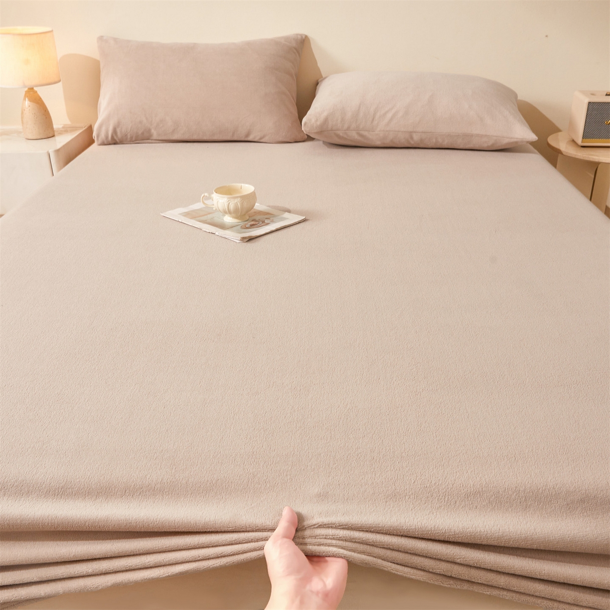 91家纺网 家纺一手货源 找家纺 卡诗兰家纺 2026新款单层牛奶绒床笠 岩石棕