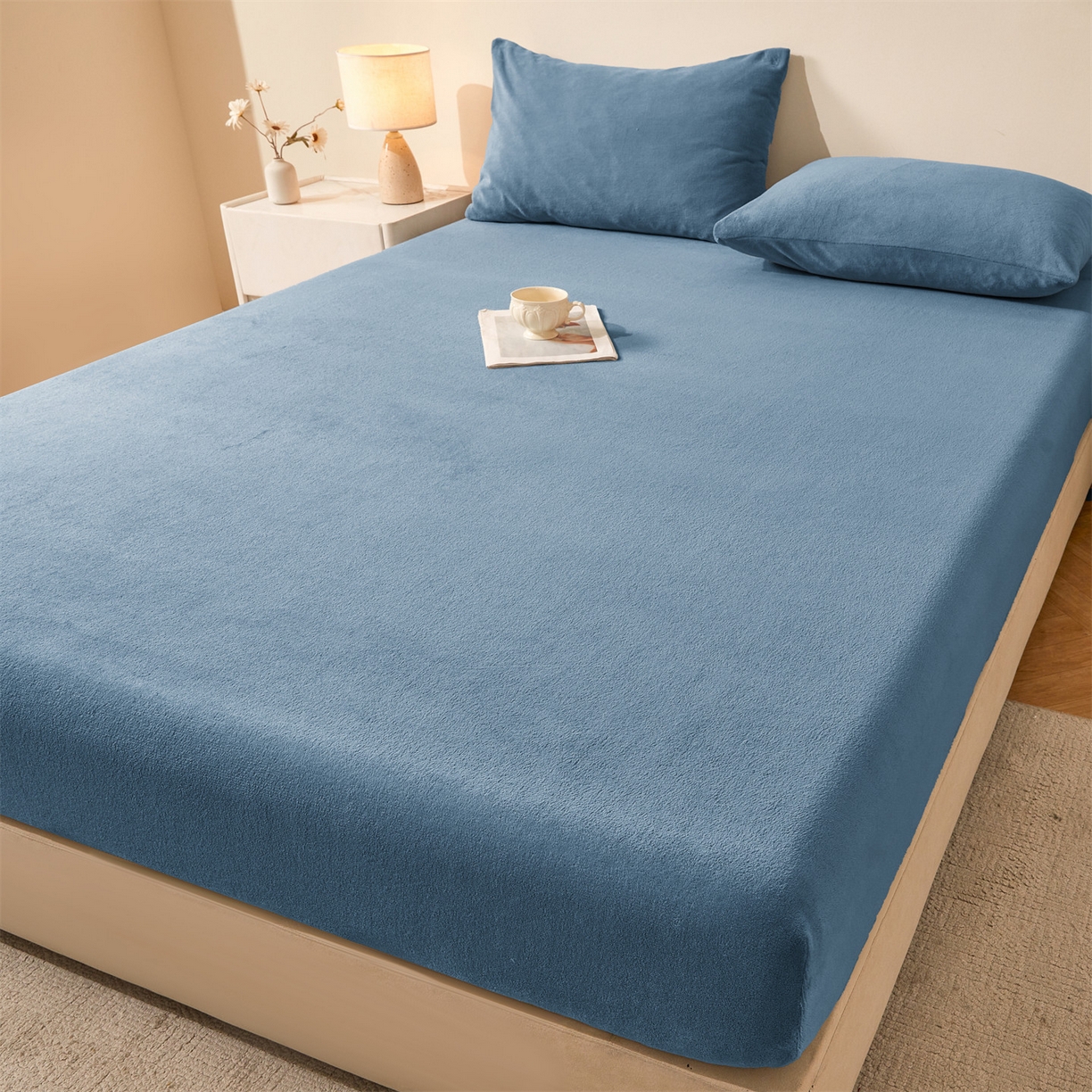 91家纺网 家纺一手货源 找家纺 卡诗兰家纺 2026新款单层牛奶绒床笠 鸢尾蓝