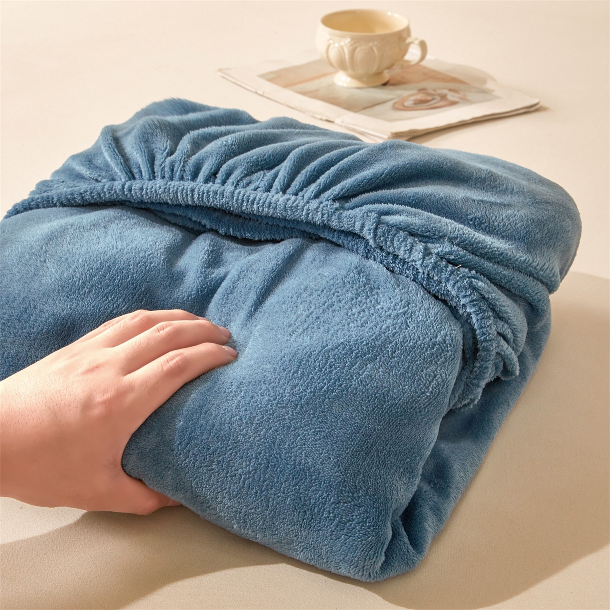 91家纺网 家纺一手货源 找家纺 卡诗兰家纺 2026新款单层牛奶绒床笠 鸢尾蓝