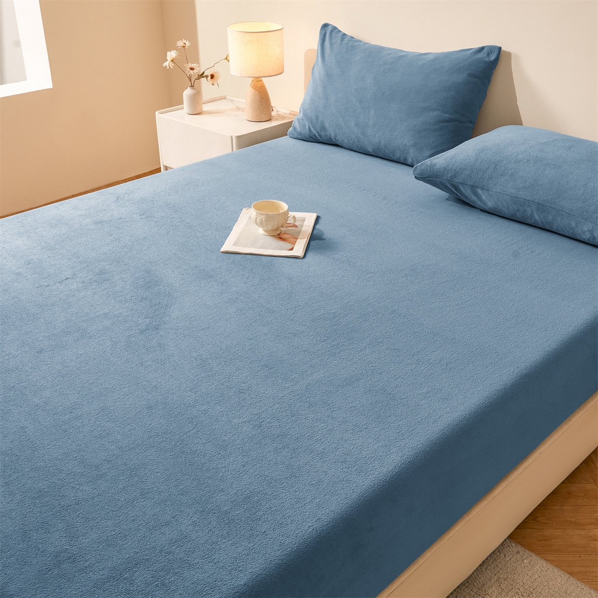 91家纺网 家纺一手货源 找家纺 卡诗兰家纺 2026新款单层牛奶绒床笠 鸢尾蓝