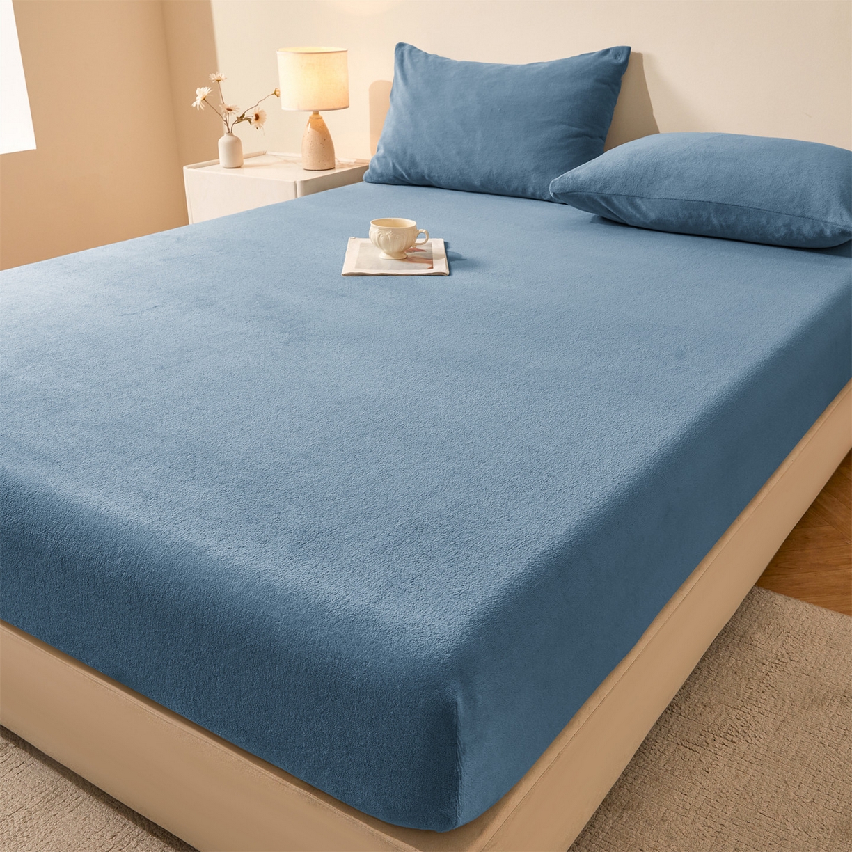 91家纺网 家纺一手货源 找家纺 卡诗兰家纺 2026新款单层牛奶绒床笠 鸢尾蓝