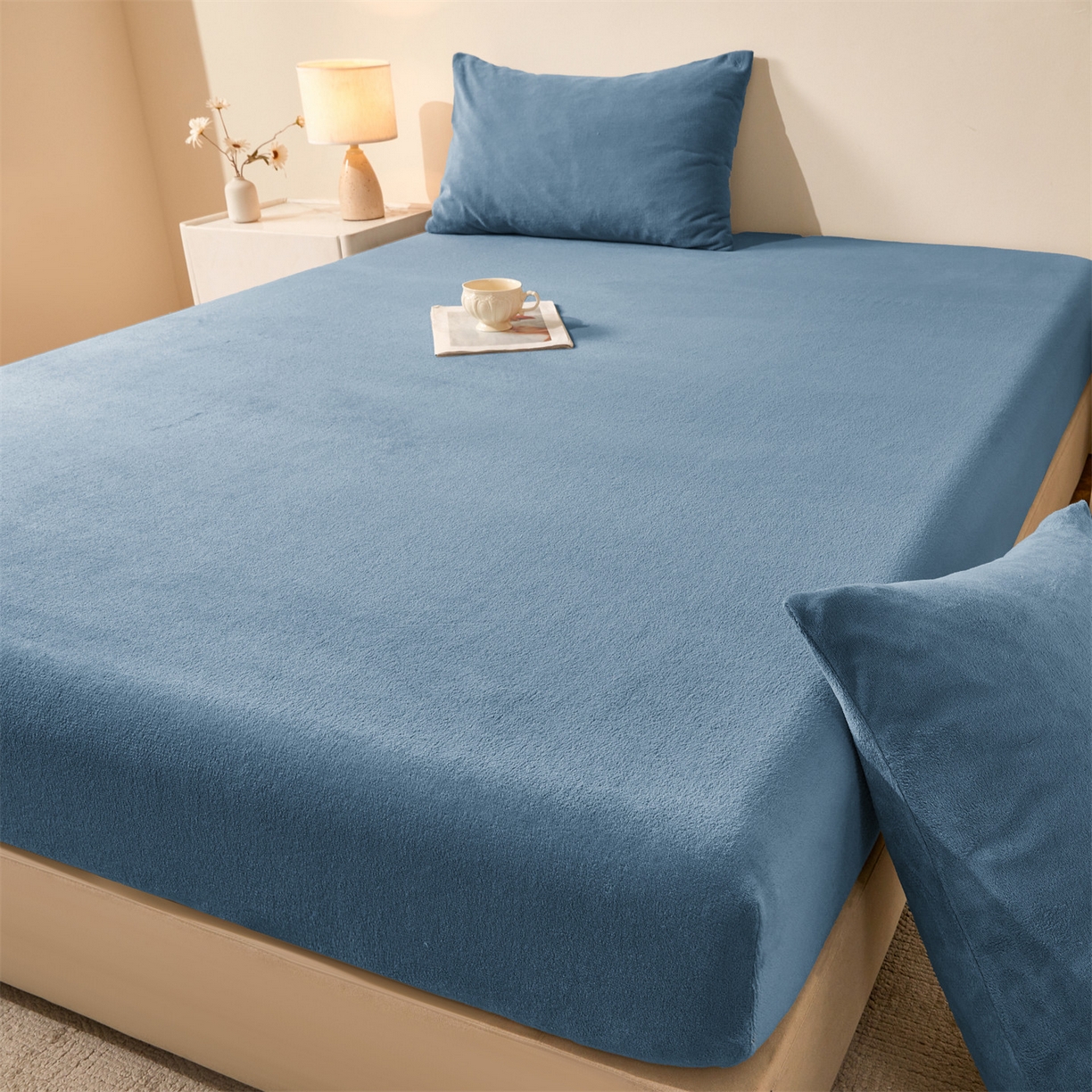 91家纺网 家纺一手货源 找家纺 卡诗兰家纺 2026新款单层牛奶绒床笠 鸢尾蓝