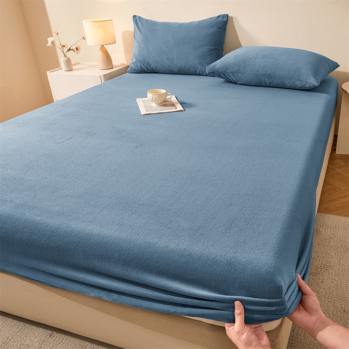 91家纺网 家纺一手货源 找家纺 卡诗兰家纺 2026新款单层牛奶绒床笠 鸢尾蓝