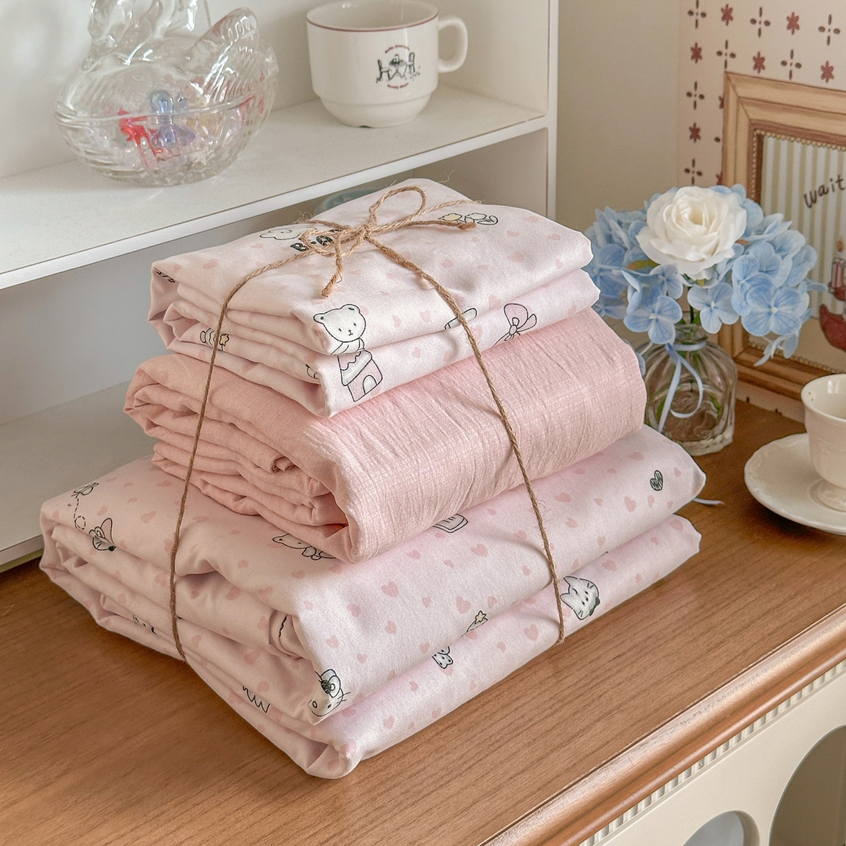 91家纺网 家纺一手货源 找家纺 罗亿家纺 2026新款A类古法水洗仿棉云感纱四件套 爱心甜猫