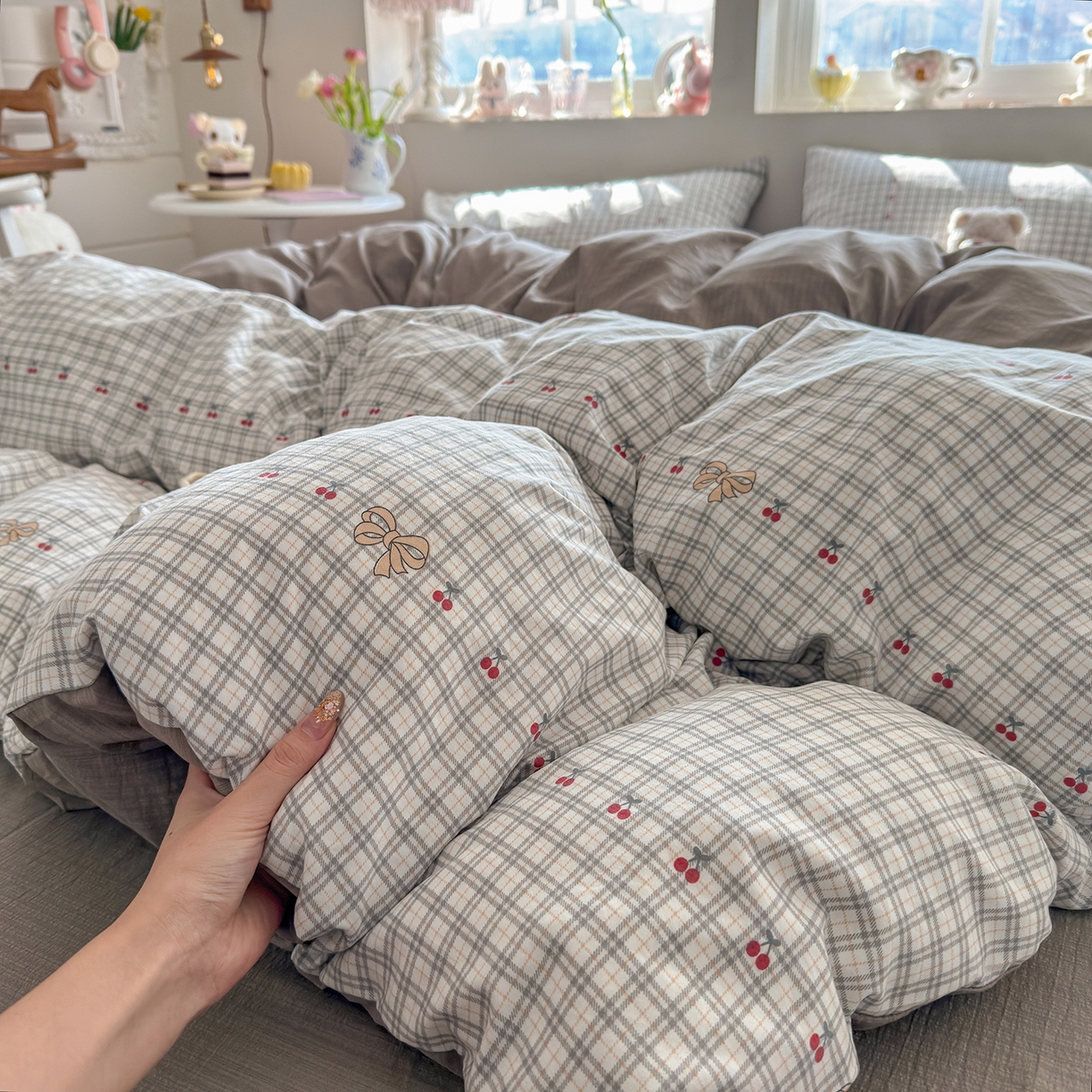 91家纺网 家纺一手货源 找家纺 罗亿家纺 2026新款A类古法水洗仿棉云感纱四件套 樱桃格格