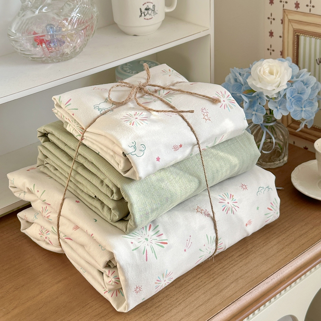 91家纺网 家纺一手货源 找家纺 罗亿家纺 2026新款A类古法水洗仿棉云感纱四件套 烟花星语