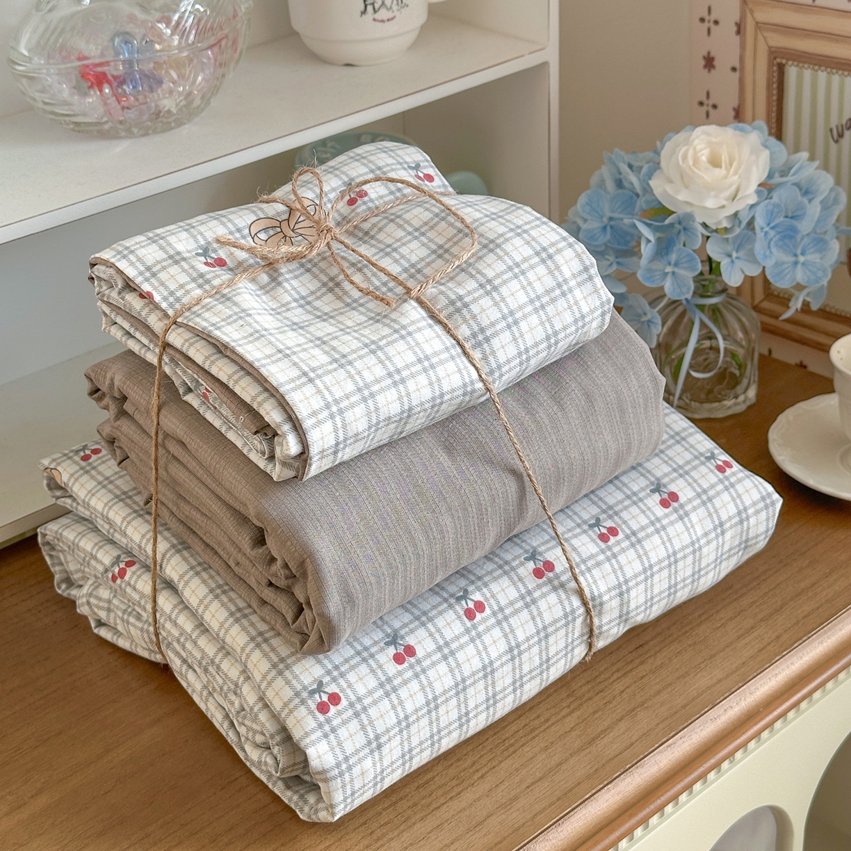 91家纺网 家纺一手货源 找家纺 罗亿家纺 2026新款A类古法水洗仿棉云感纱四件套 樱桃格格