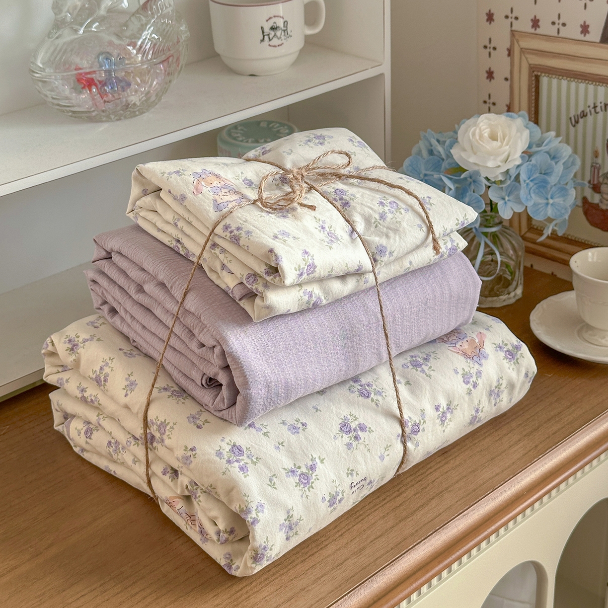 91家纺网 家纺一手货源 找家纺 罗亿家纺 2026新款A类古法水洗仿棉云感纱四件套 花集小兔