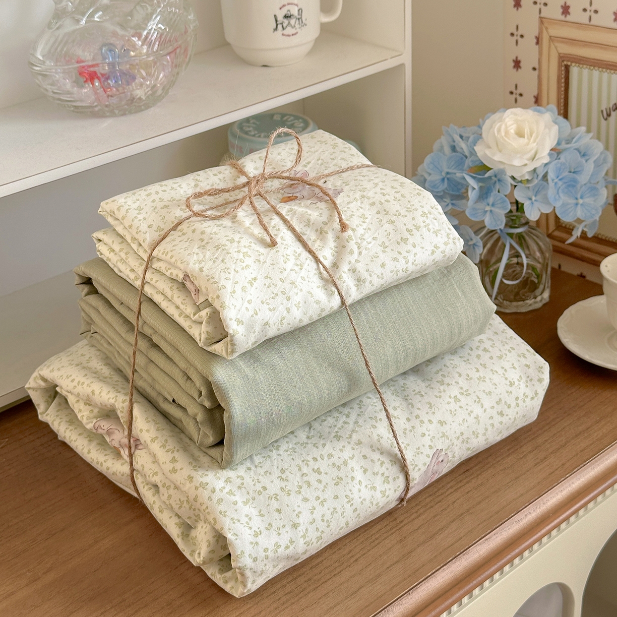 91家纺网 家纺一手货源 找家纺 罗亿家纺 2026新款A类古法水洗仿棉云感纱四件套 绿萌兔子