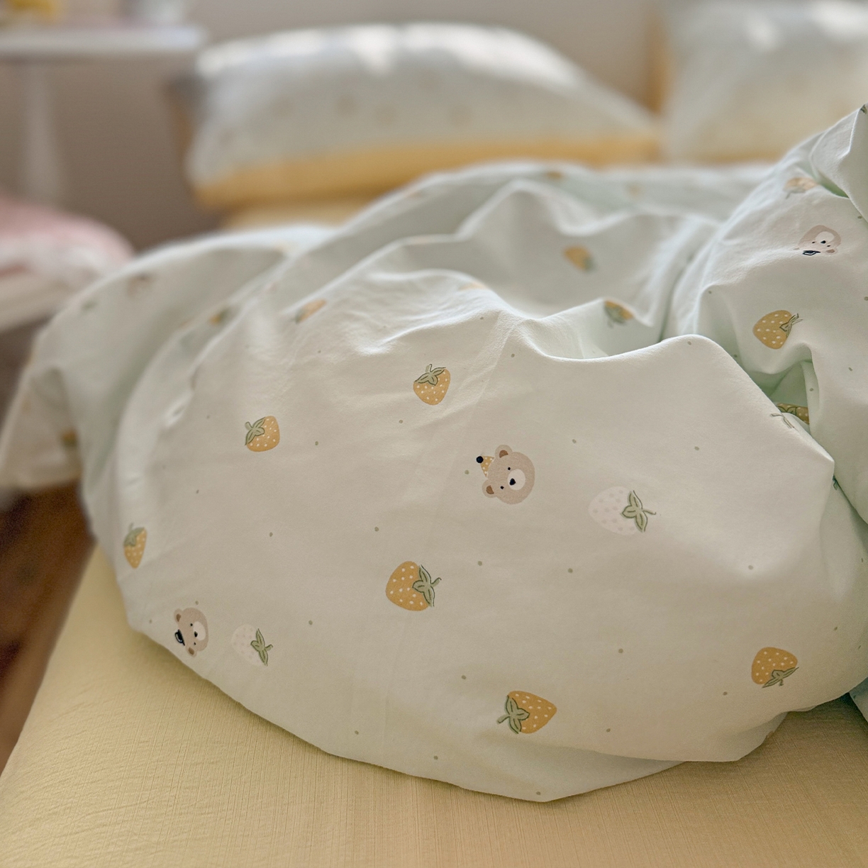 91家纺网 家纺一手货源 找家纺 罗亿家纺 2026新款A类古法水洗仿棉云感纱四件套 芝士莓莓熊